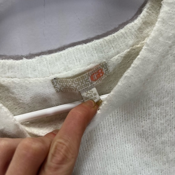 Gianni Bini Women’s White Fuzzy Crewneck Sweater - Picture 6 of 10